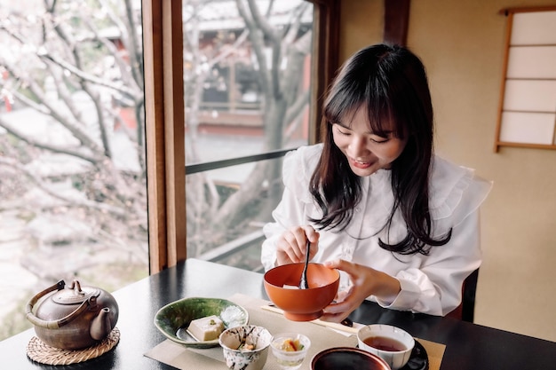 食べ物とミディアムショットの笑顔の女性