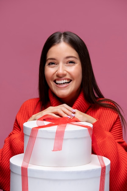 Foto gratuita donna sorridente con tiro medio con regali