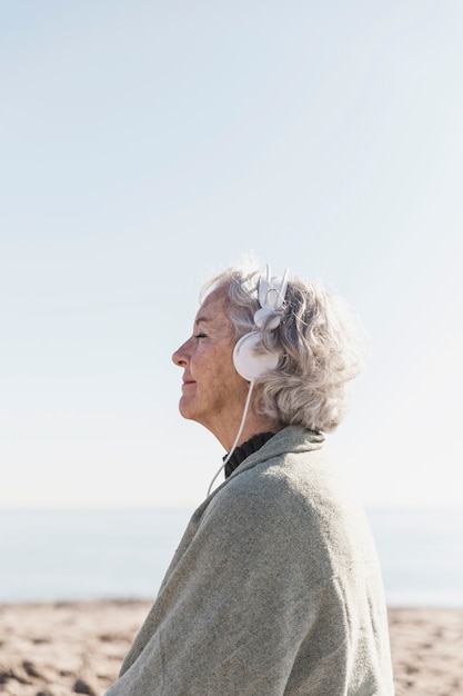 Free photo medium shot smiley woman with headphones