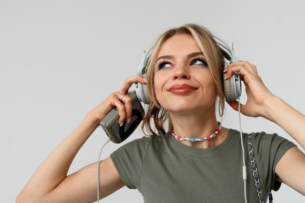 Free photo medium shot smiley woman with headphones