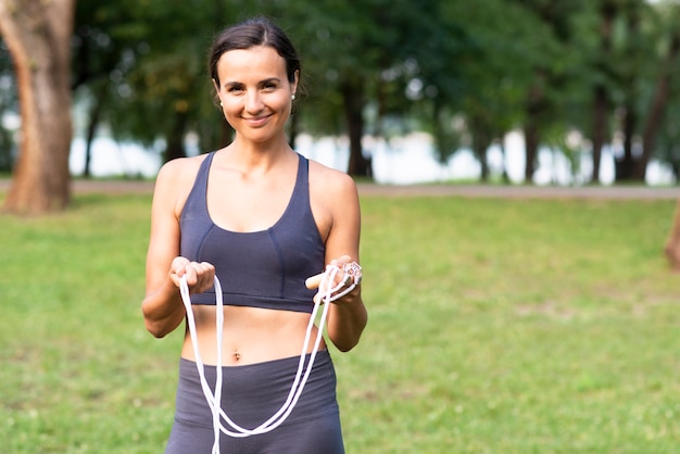 Foto gratuita donna di smiley del colpo medio con la corda di salto