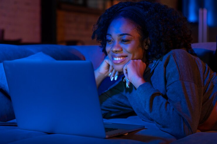 Free Photo medium shot smiley woman with laptop