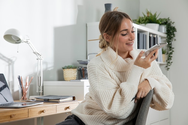 Free photo medium shot smiley woman with phone