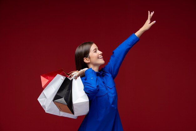 Medium shot smiley woman with shopping bags