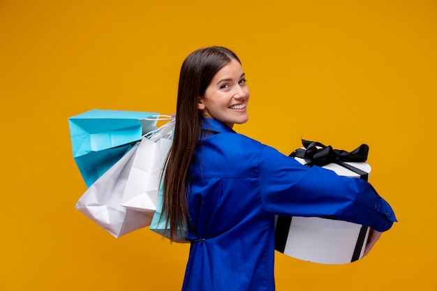 Medium shot smiley woman with shopping bags