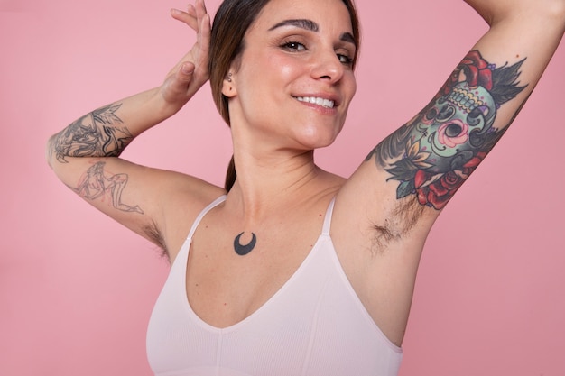 Free photo medium shot smiley woman with tattoos