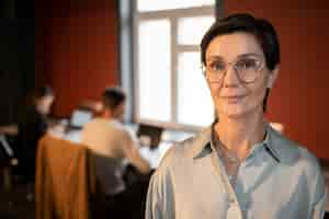 Foto gratuita donna sorridente di tiro medio al lavoro