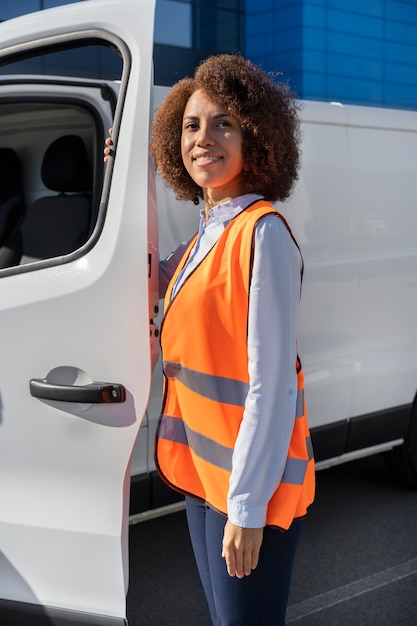 Foto gratuita donna di smiley colpo medio che lavora