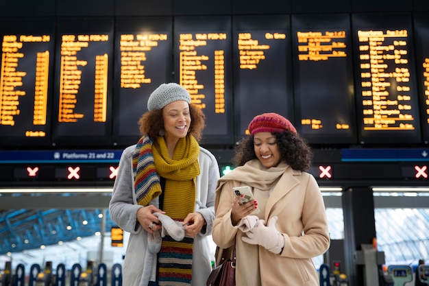 Foto gratuita donne sorridenti a colpo medio all'aeroporto