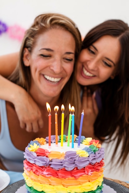 Donne sorridenti del colpo medio che celebrano il compleanno