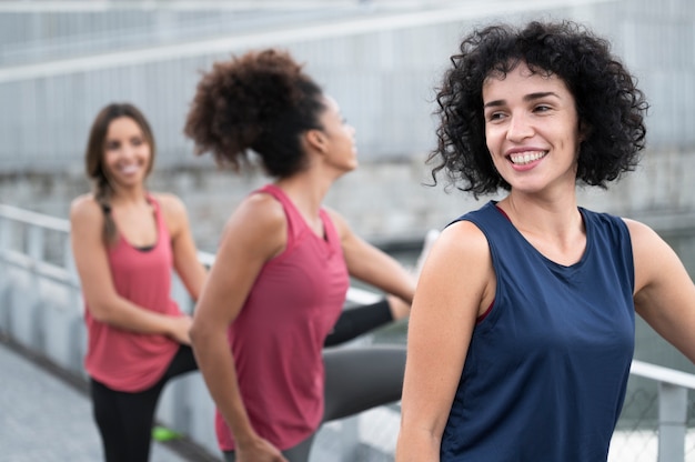 Foto gratuita donne sorridenti a colpo medio che fanno sport
