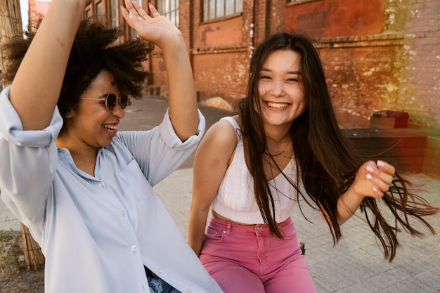 Foto gratuita donne sorridenti a colpo medio che si divertono