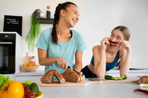 Donne di smiley colpo medio a casa