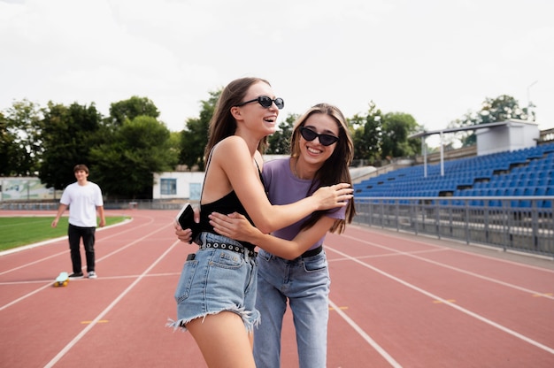 Donne sorridenti a colpo medio che si abbracciano