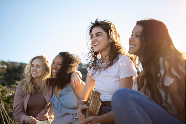 Foto gratuita donne sorridenti del colpo medio all'aperto