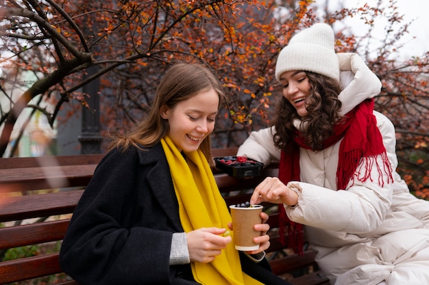 Foto gratuita donne di smiley colpo medio fuori