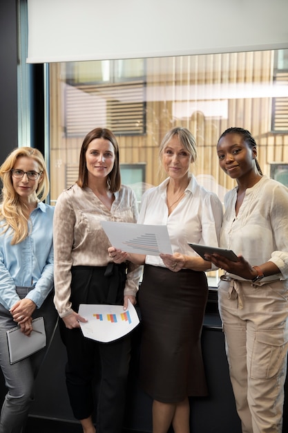 Donne sorridenti del colpo medio che posano insieme