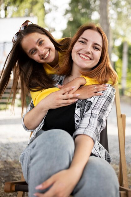 Medium shot smiley women posing