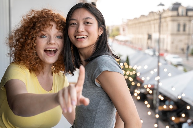 Free photo medium shot smiley women posing