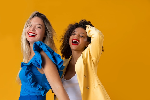 Foto gratuita donne sorridenti a colpo medio in posa