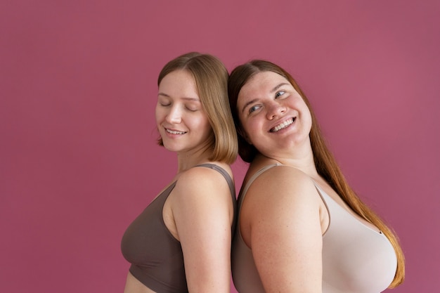 Medium shot smiley women posing