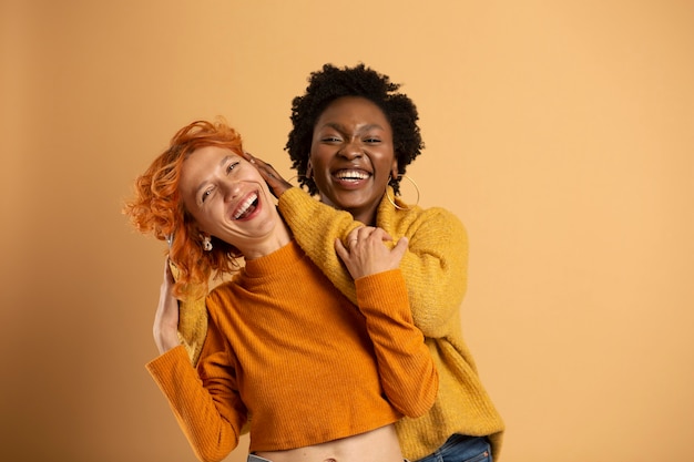 Medium shot smiley women posing