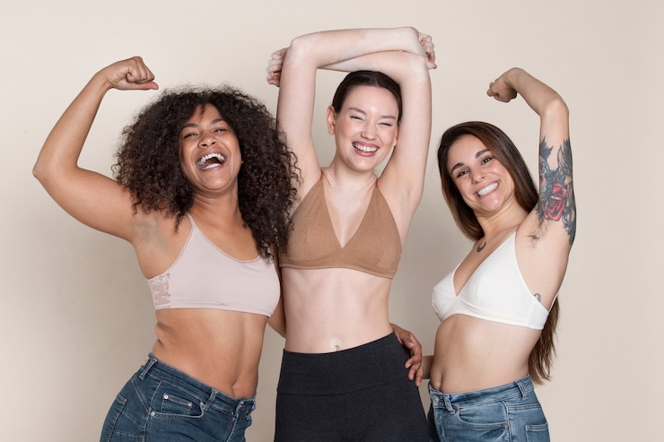 Free Photo medium shot smiley women studio portrait