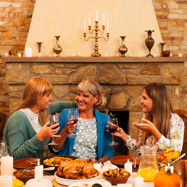 Medium shot smiley women toasting