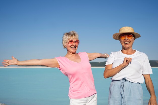 Medium shot smiley women in vacation