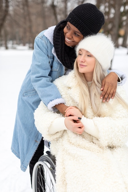 無料写真 ミディアムショットのスマイリー女性の冬のシーズン