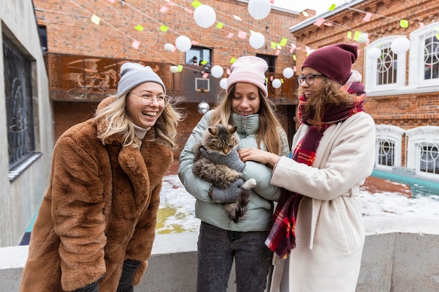 Средний снимок смайлика женщины с кошкой