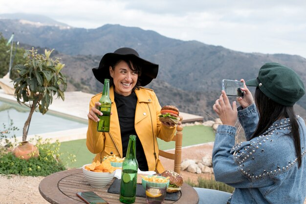 Medium shot smiley women with drinks