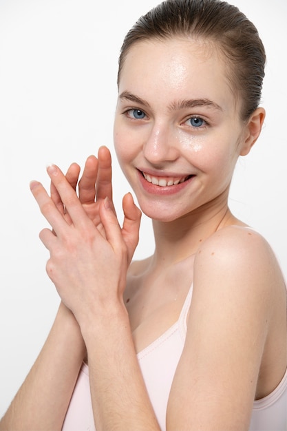 Free photo medium shot smiley young woman posing