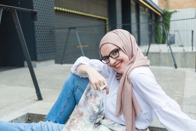 Colpo medio della donna sorridente