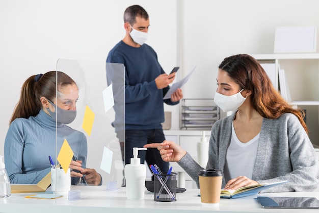 Foto gratuita allontanamento sociale di tiro medio al lavoro