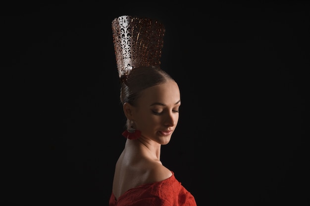 Free photo medium shot spanish woman posing in studio