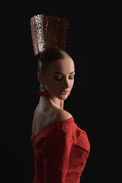 Free photo medium shot spanish woman posing in studio