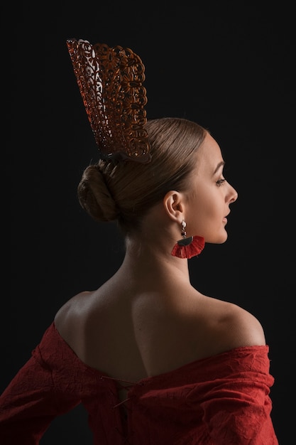 Free photo medium shot spanish woman posing in studio