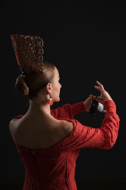 Free photo medium shot spanish woman posing in studio