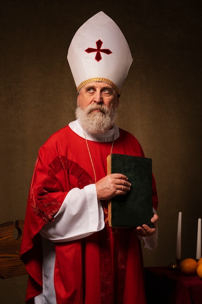 Foto gratuita libro della holding di st nicholas del colpo medio