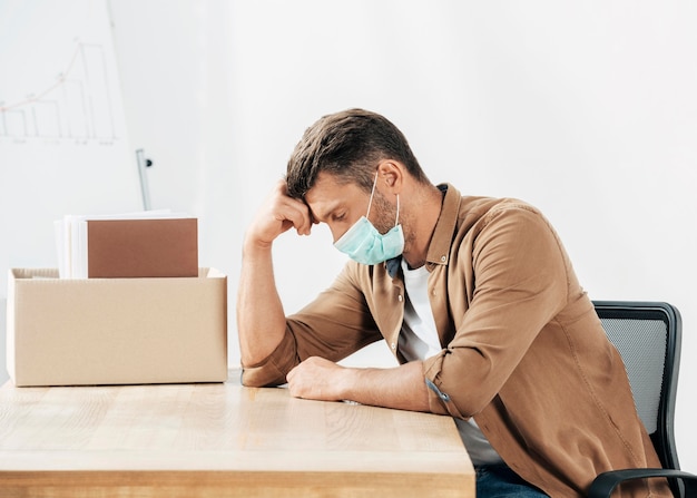 Free photo medium shot stressed man at desk