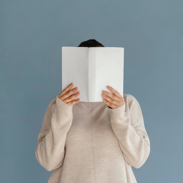 Free photo medium shot student holding book