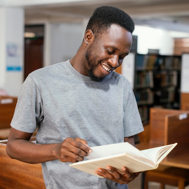 Foto gratuita libro di lettura dello studente del colpo medio