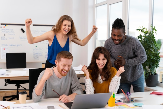 Foto gratuita operai di successo di tiro medio che festeggiano