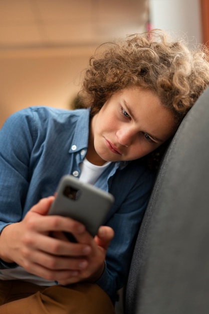 Foto gratuita adolescente sofferente di tiro medio che è vittima di cyberbullismo