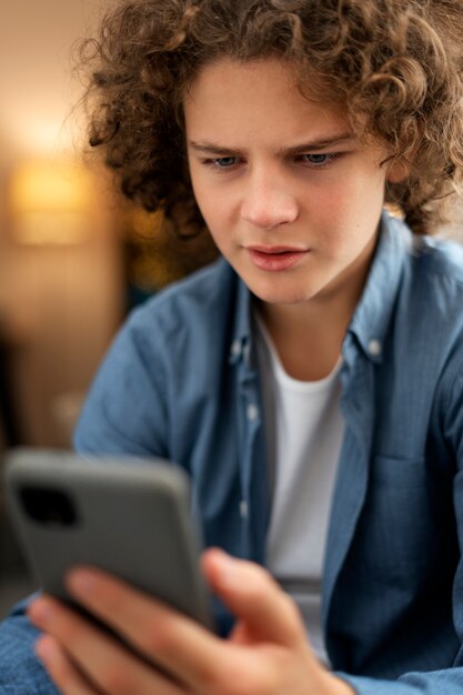 Foto gratuita adolescente sofferente di tiro medio che è vittima di cyberbullismo