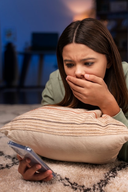 Foto gratuita adolescente sofferente di tiro medio che è vittima di cyberbullismo