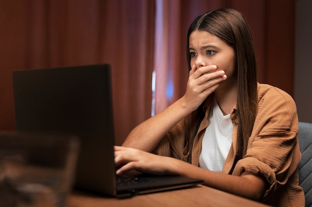 Foto gratuita adolescente sofferente di tiro medio che è vittima di cyberbullismo