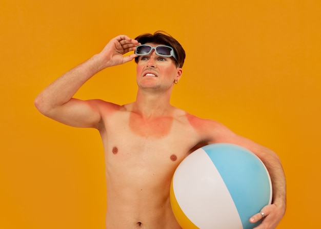 Medium shot sunburned man posing with ball