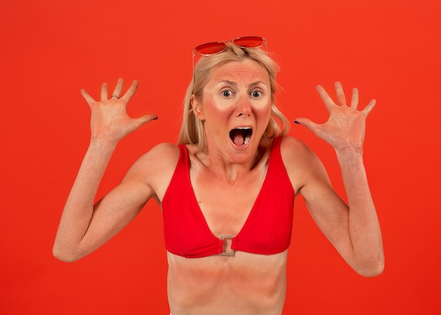 Free photo medium shot sunburned woman posing in studio